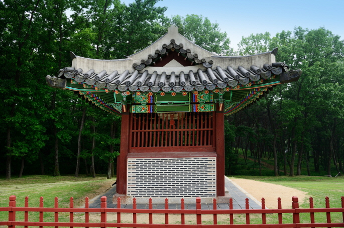 융릉의 비각 측면
